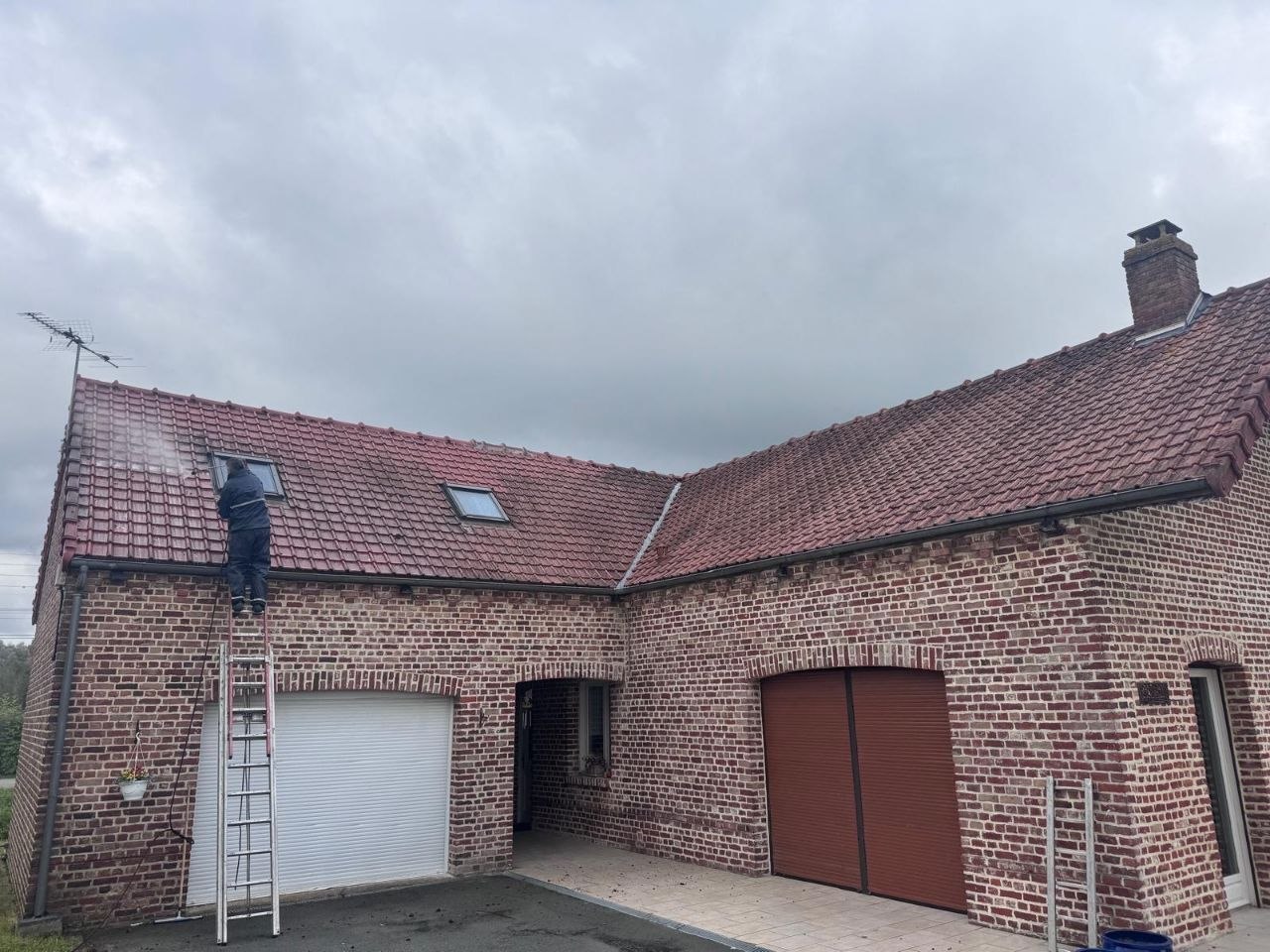 Travaux autour d'une fenêtre de toit